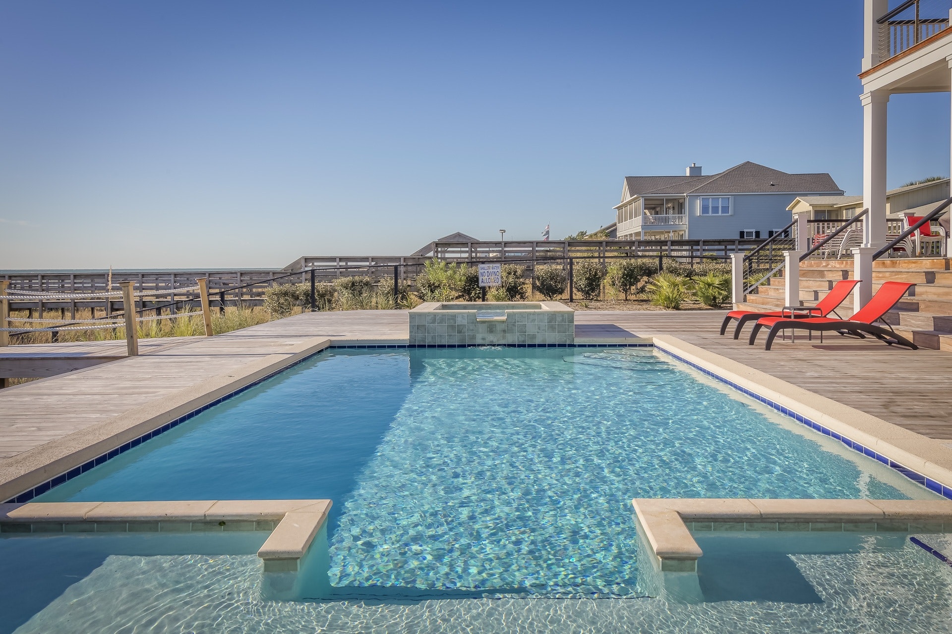 ¿Cómo poner a punta la piscina de tu hotel para el verano?